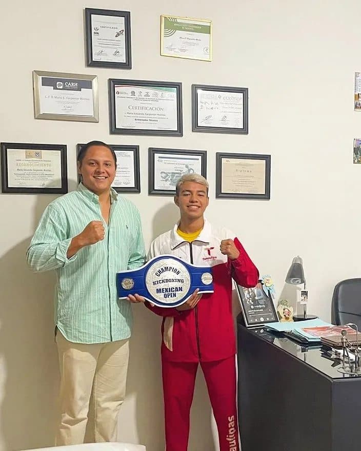 Joven campeón de kickboxing con su cinturón del Mexican Open junto a Mario Carpenter