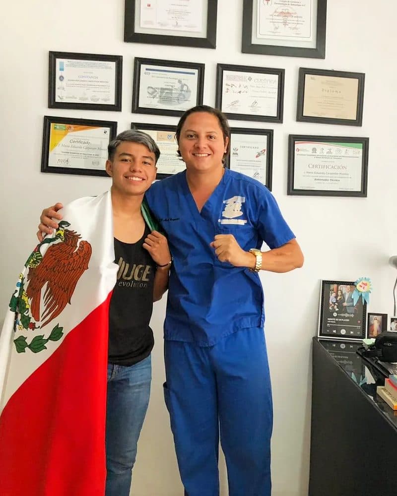 Carlitos Gutiérrez con la bandera de México junto a Mario Carpenter