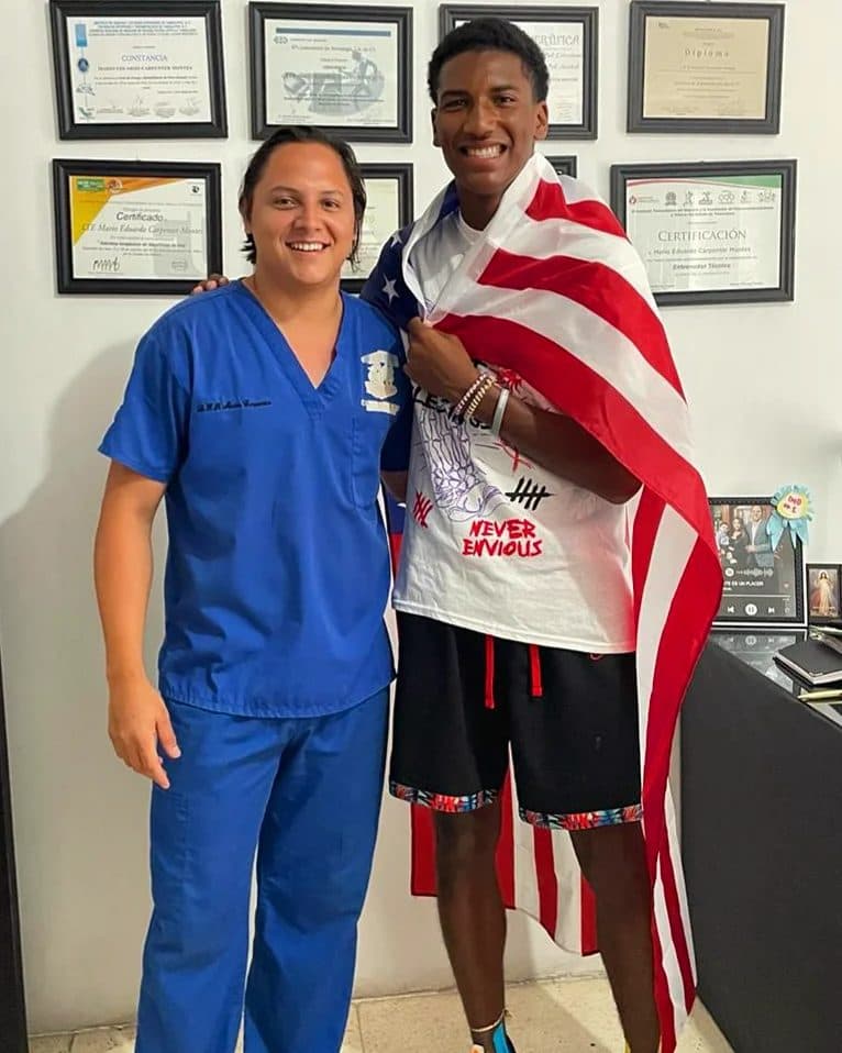 Christian Torres con la bandera de Estados Unidos junto a Mario Carpenter