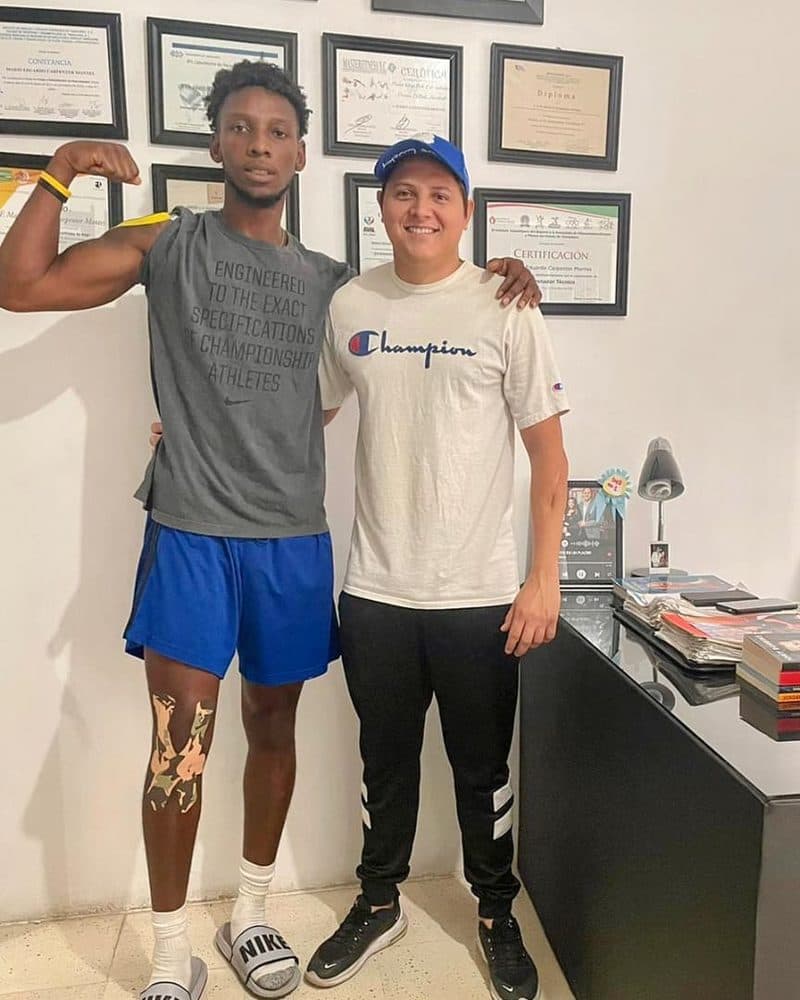 El basquetbolista Javonte Ellis con Mario Carpenter en el consultorio