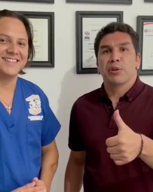 Salvador Cabañas con el fisioterapeuta Mario Carpenter en Carpenter's Clinic