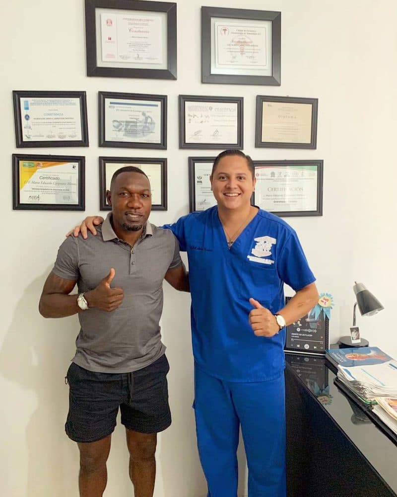 Walter Ayoví con Mario Carpenter en el consultorio de Carpenter's Clinic