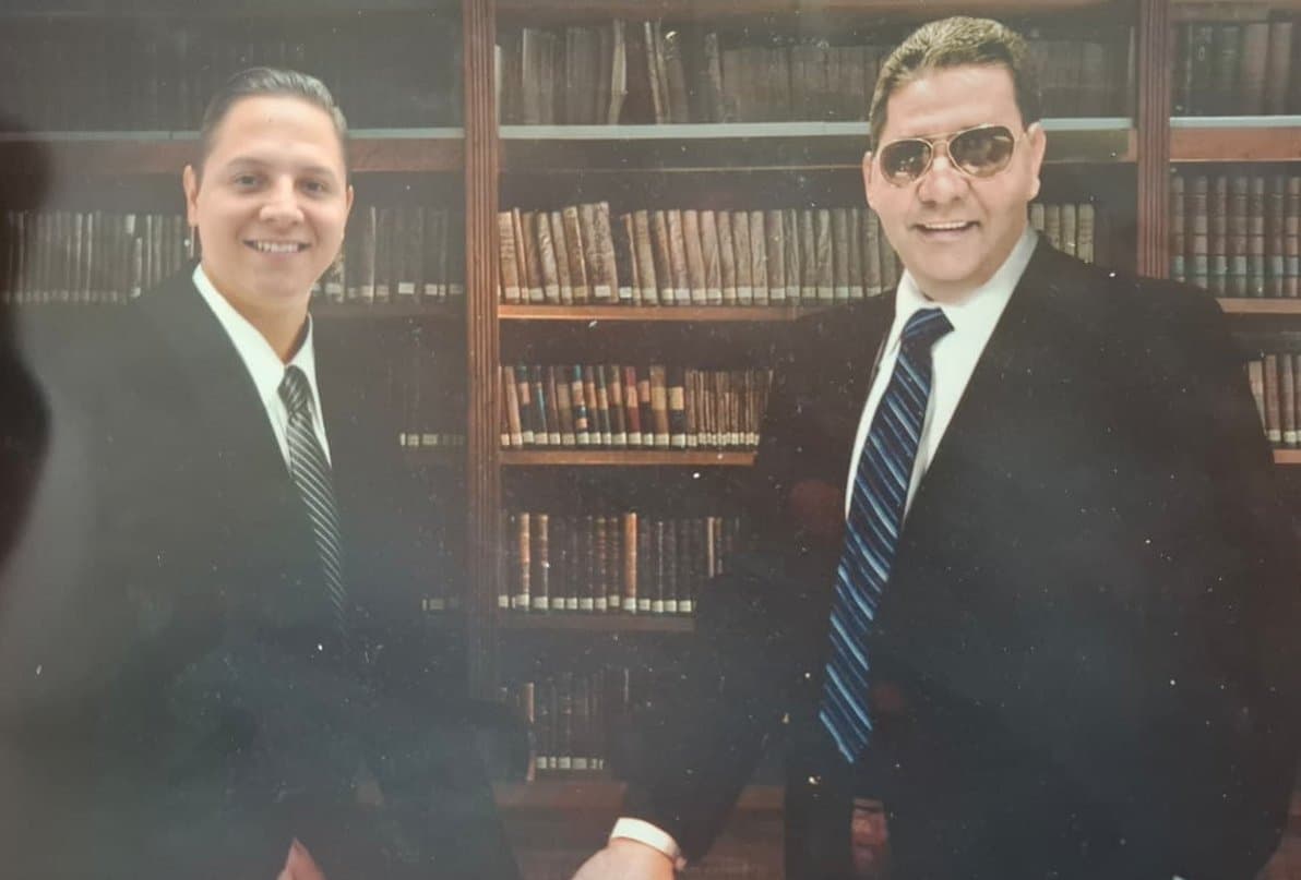 Don Mario Carpenter, fundador de Carpenter's Clinic, junto a su hijo Mario Carpenter